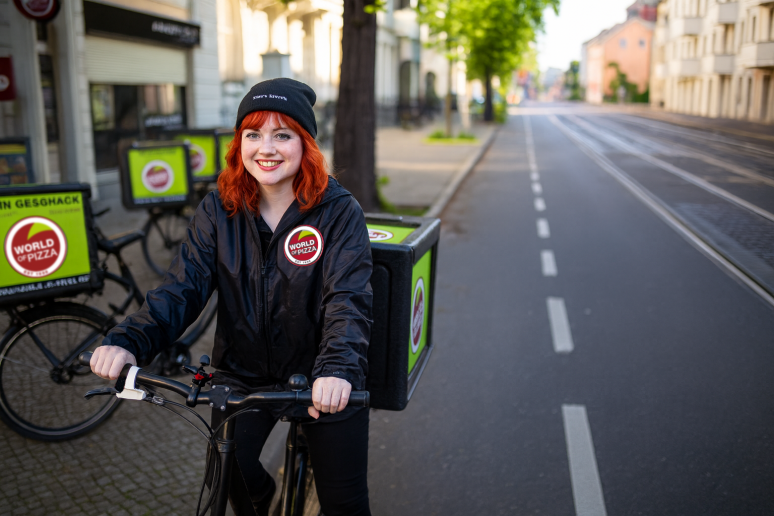 Eine Frau auf einem Fahrrad.